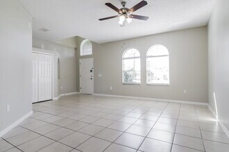 562 Bristol Cir in Kissimmee, FL - Building Photo - Building Photo