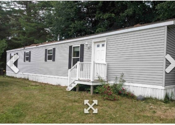 208 Henniker St in Hillsborough, NH - Building Photo