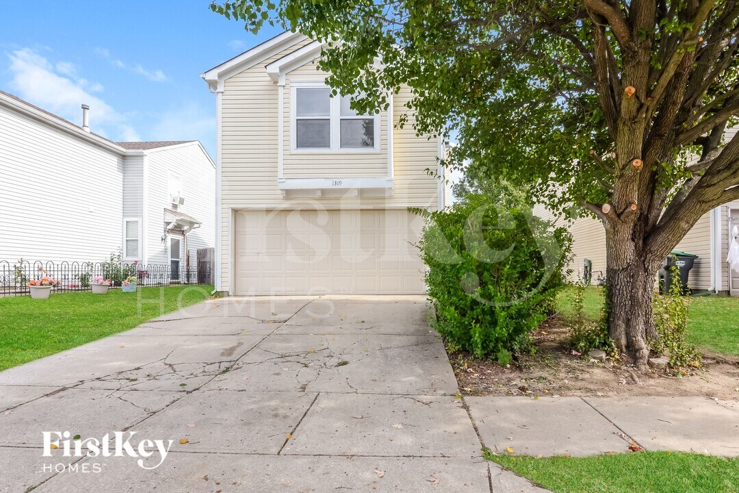 1319 Freemont Ln in Greenwood, IN - Building Photo