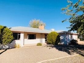 29 Garden Park Cir NW in Albuquerque, NM - Building Photo