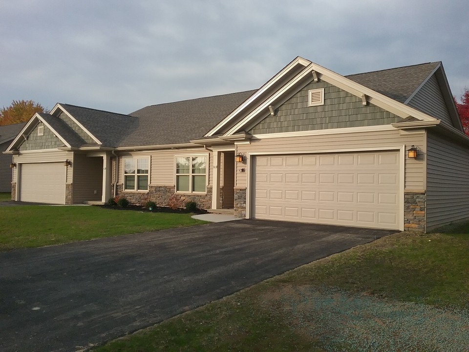 Sherwood Meadows Apartments & Townhomes in Hamburg, NY - Building Photo