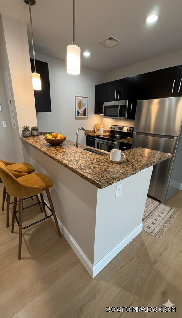 75 S Main St, Unit 207 in Attleboro, MA - Foto de edificio - Building Photo