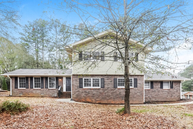 property at 2531 Country Club Dr SE