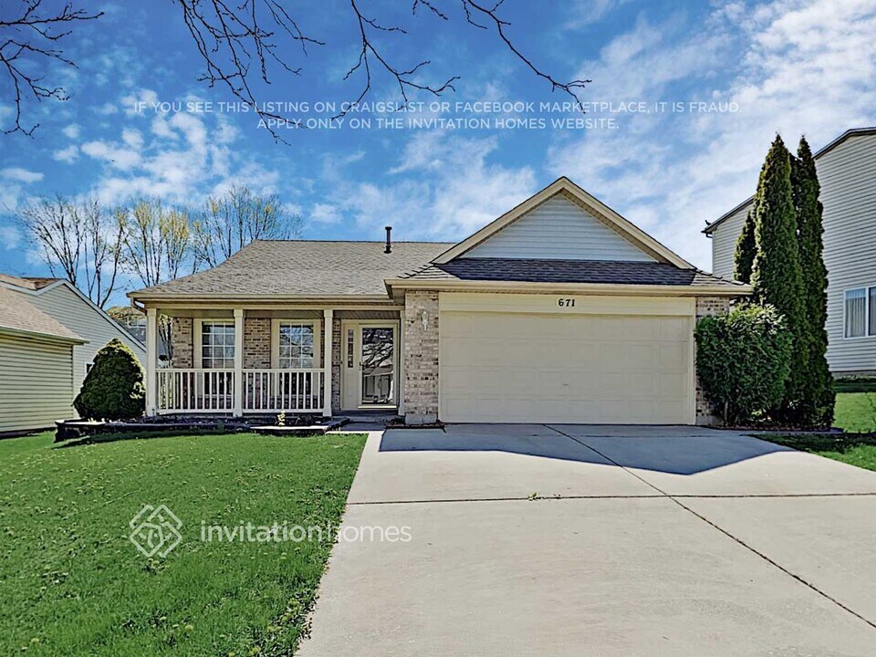 671 Dover Dr in Elgin, IL - Building Photo