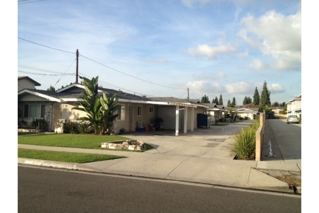 9527 Cedar St in Bellflower, CA - Building Photo