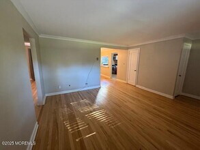 82 Manor Dr in Red Bank, NJ - Building Photo - Building Photo