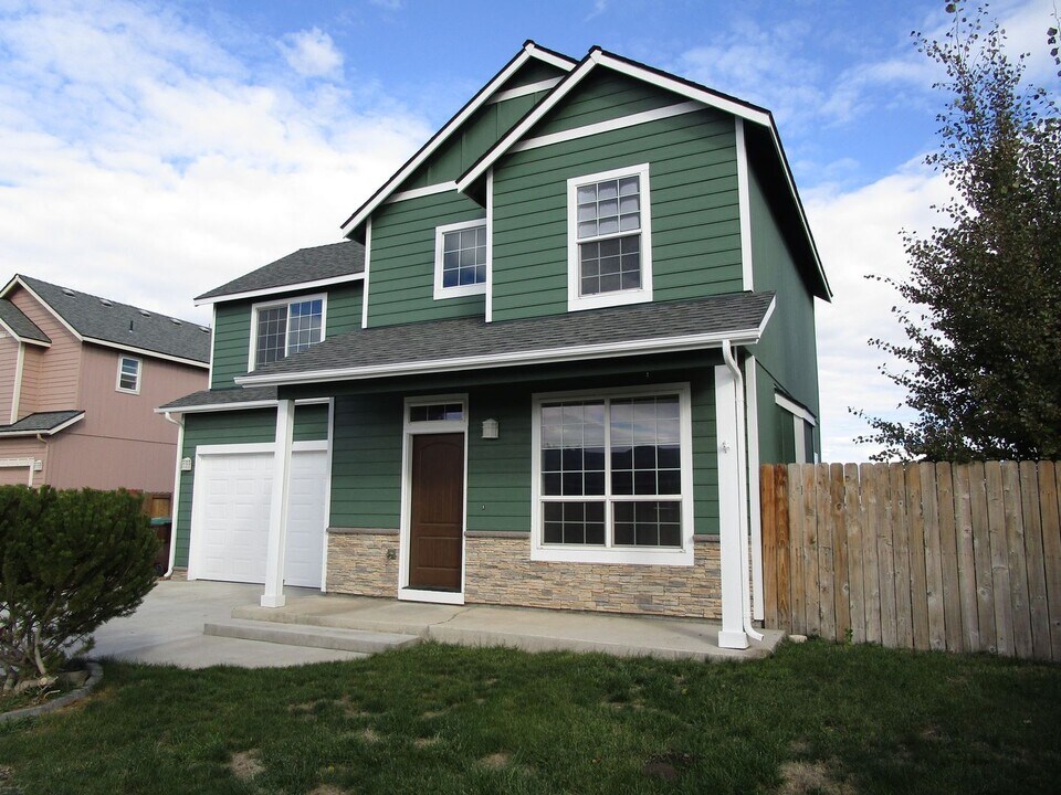 1271 NW Teal Loop in Prineville, OR - Building Photo