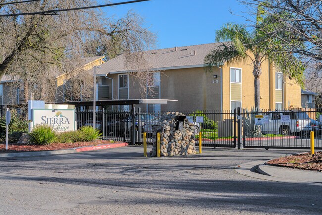Sierra Village Apartment Homes in North Highlands, CA - Foto de edificio - Building Photo