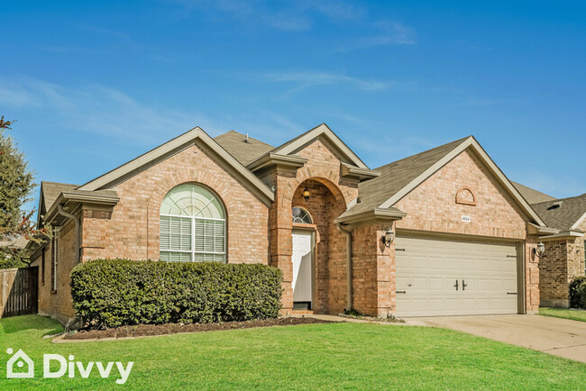 4924 Summer Oaks Ln in Fort Worth, TX - Foto de edificio - Building Photo