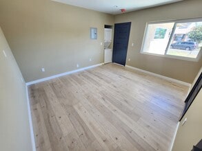 8221 Alcove Ave in North Hollywood, CA - Foto de edificio - Building Photo