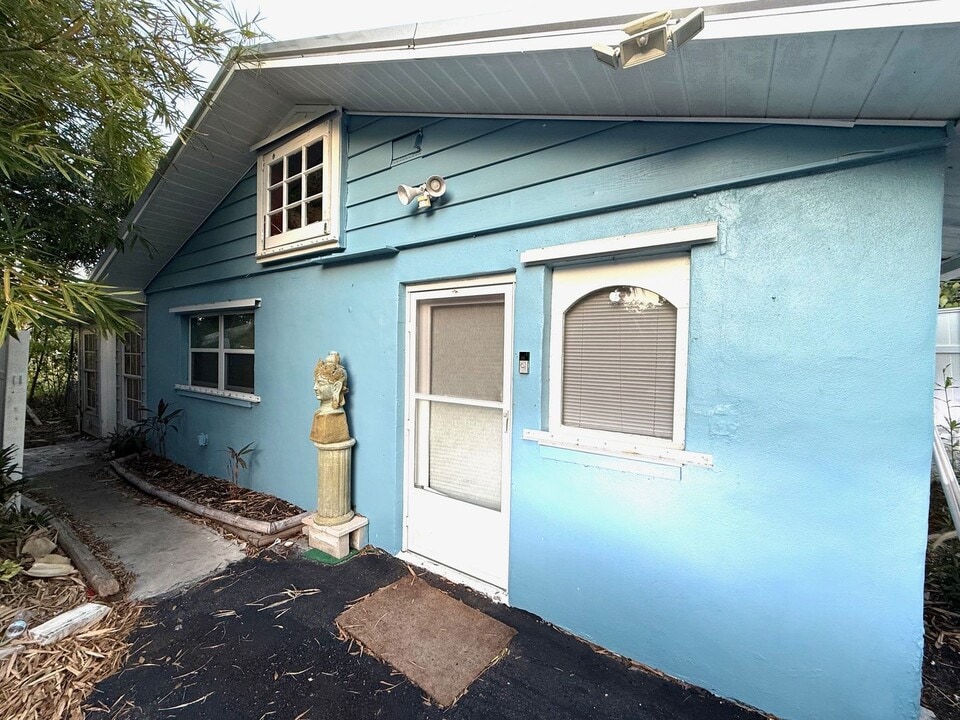 3005 Hawthorne St in Sarasota, FL - Building Photo