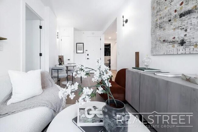 Welcome home to this bright and well-proportioned 2-bedroom, 1-bath apartment on a charming, tree-li, Unit 5F in Brooklyn, NY - Foto de edificio - Building Photo