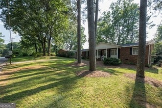 4044 Forrestal Dr in Chamblee, GA - Foto de edificio - Building Photo