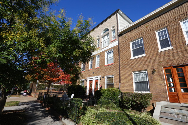 1518 A St SE in Washington, DC - Foto de edificio - Building Photo