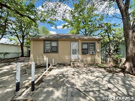 413 E Courtland Pl in San Antonio, TX - Building Photo