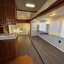 642 10th St in Floresville, TX - Building Photo - Building Photo