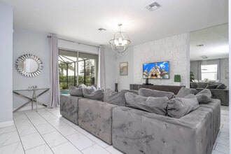 4827 Kings Castle Cir in Kissimmee, FL - Building Photo - Building Photo