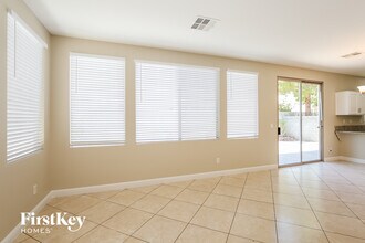 1828 W Hammer Ln in North Las Vegas, NV - Foto de edificio - Building Photo