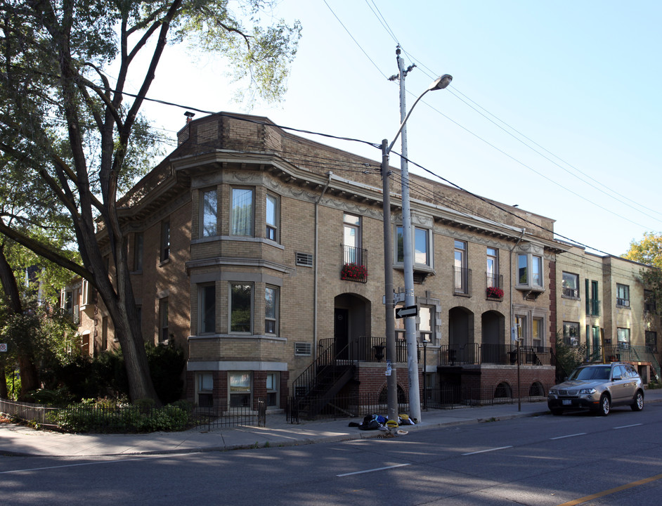 90-98 Beverley St in Toronto, ON - Building Photo