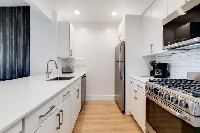 602 Washington St in New York, NY - Building Photo - Building Photo