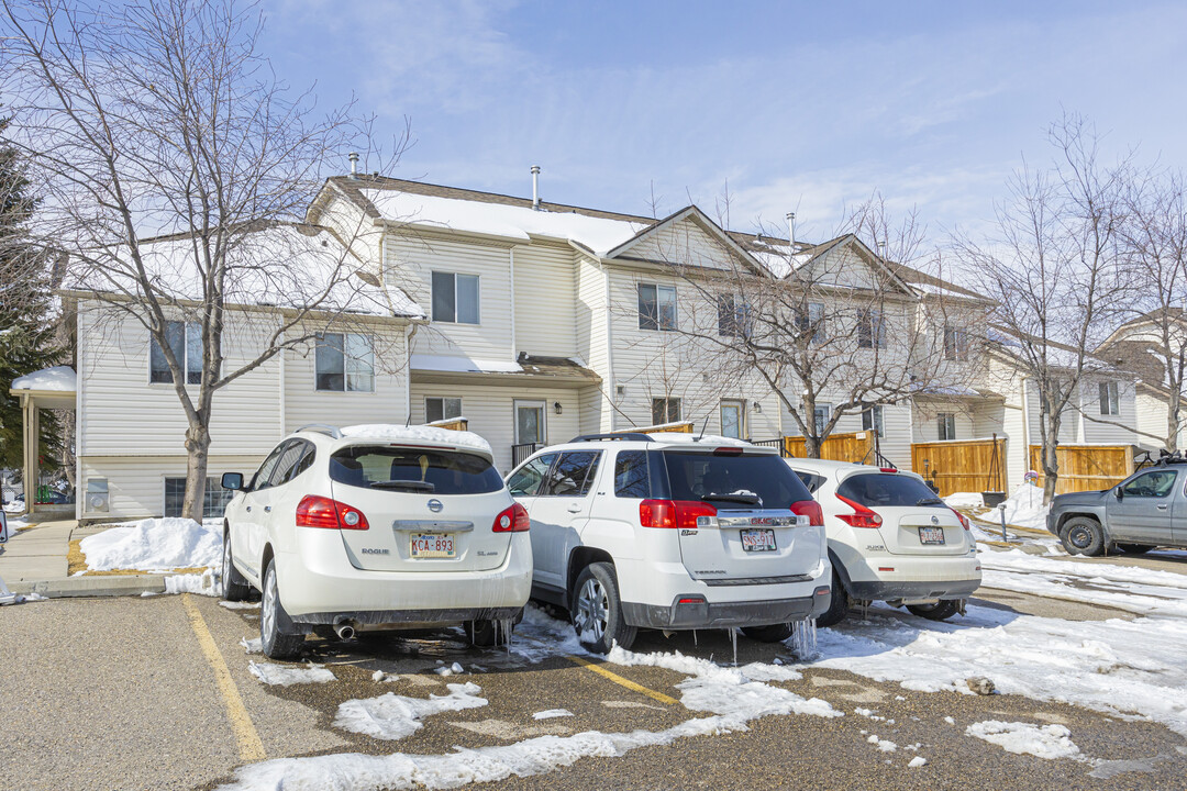 The Willows in Calgary, AB - Building Photo