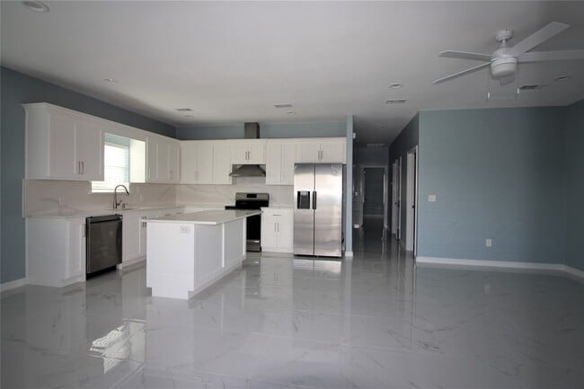 956 County Rd 281 in Alvin, TX - Building Photo - Building Photo