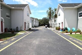 5712 Townhouse Dr in New Port Richey, FL - Building Photo - Building Photo