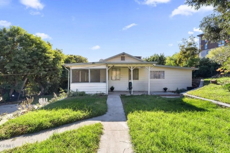 11798 Kagel Canyon St in Los Angeles, CA - Foto de edificio