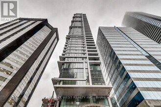 426 University Ave in Toronto, ON - Building Photo - Building Photo