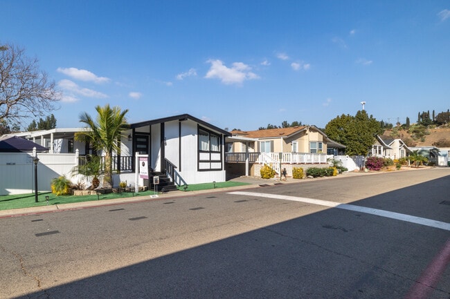 Green River Village in Corona, CA - Foto de edificio - Building Photo