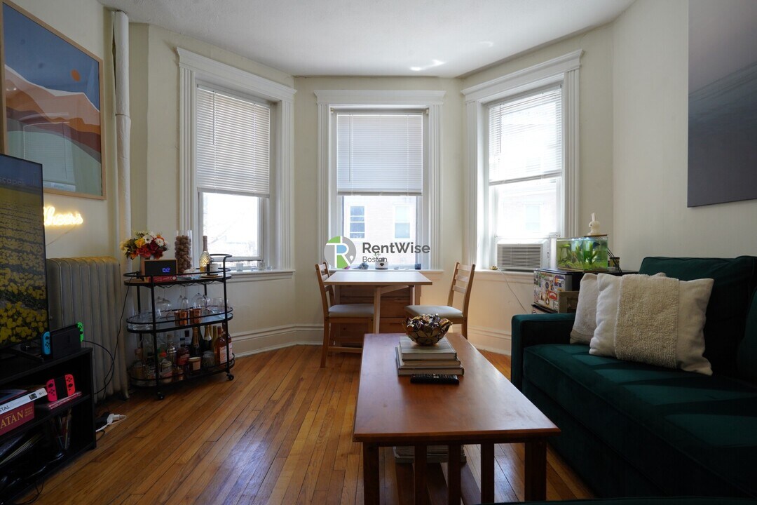 6 Camelot Ct, Unit 14 in Boston, MA - Building Photo