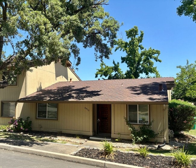 property at 3915 Hills Ct