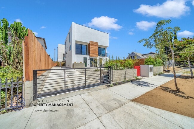 660 N. Mariposa Ave.