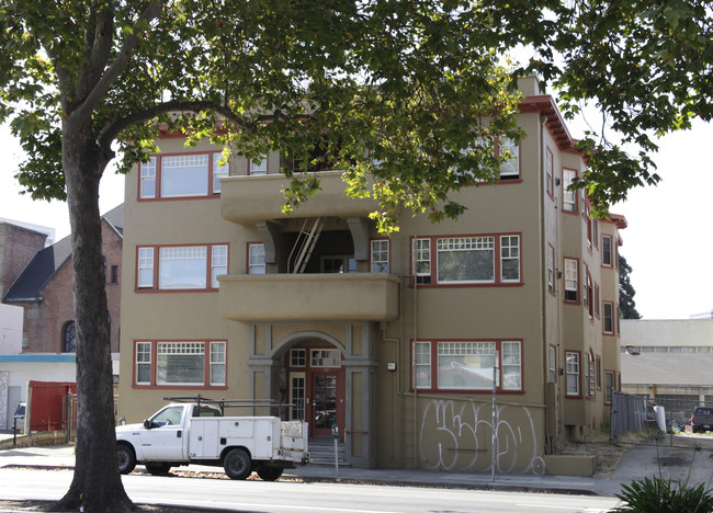 521 W Grand Ave in Oakland, CA - Foto de edificio - Building Photo