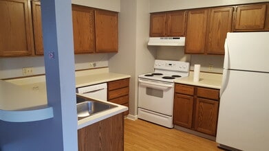 128 Mayo Rd, Unit F in Hampden, ME - Foto de edificio - Building Photo