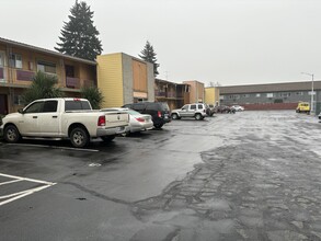 Edgewood Manor Apartments in Salem, OR - Building Photo - Building Photo