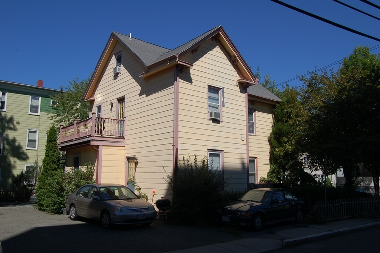 102 Beacon St in Somerville, MA - Building Photo