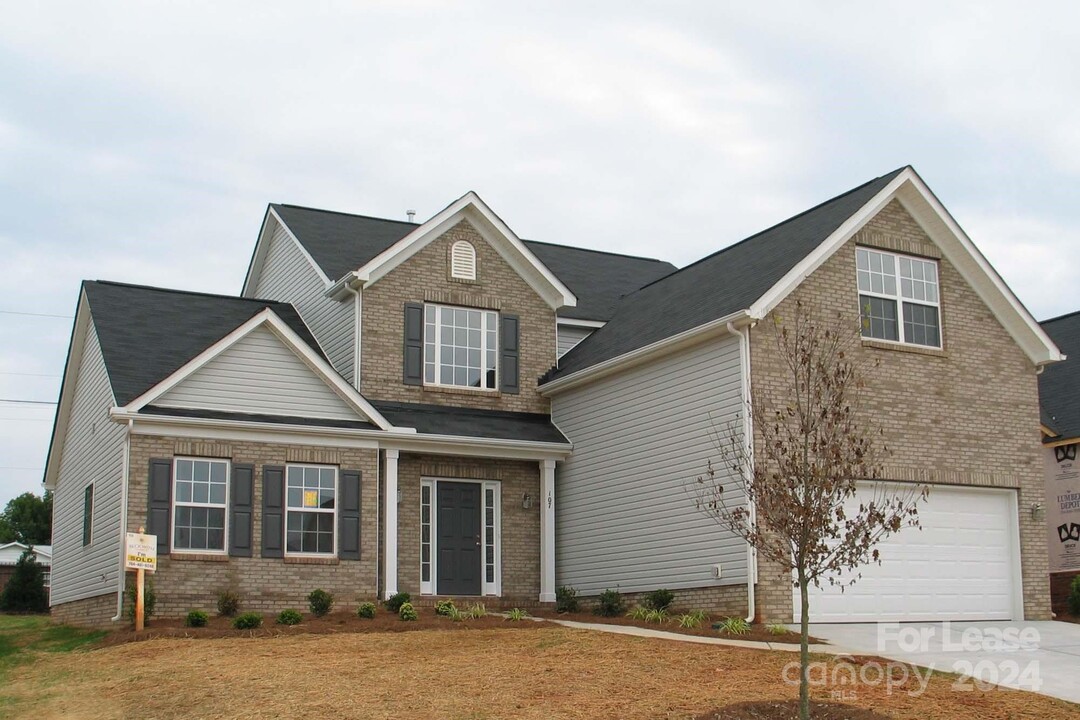 107 Planters Dr in Statesville, NC - Foto de edificio