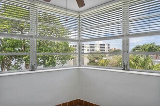 1671 NE Miami Gardens Dr in North Miami Beach, FL - Building Photo - Building Photo