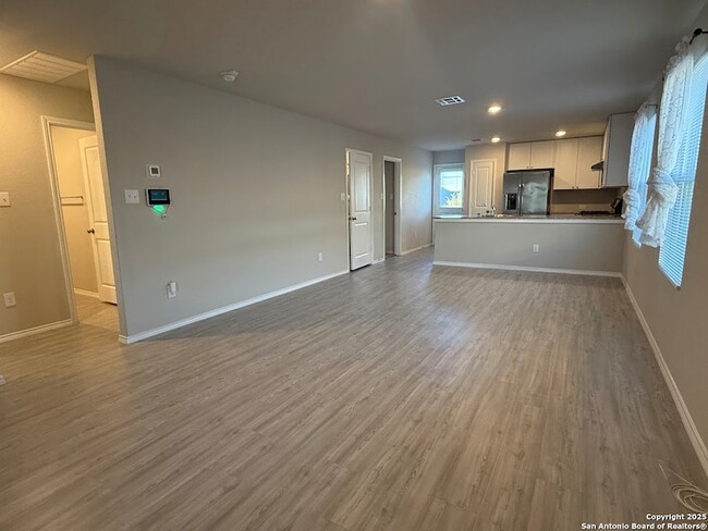 9011 Little Hoss in Converse, TX - Foto de edificio - Building Photo