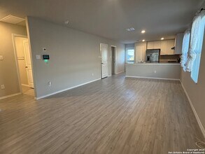 9011 Little Hoss in Converse, TX - Foto de edificio - Building Photo