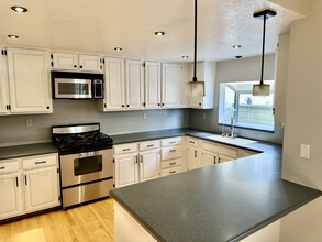 2421 Vanderbilt Ln in Redondo Beach, CA - Building Photo - Building Photo