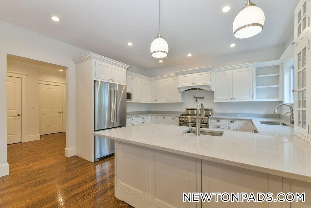 28 Sumner St-Unit -28 in Newton, MA - Building Photo