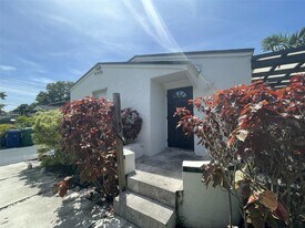 200 NE 110th St in Miami, FL - Building Photo