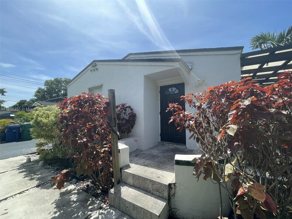 200 NE 110th St in Miami, FL - Building Photo