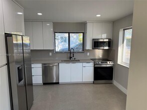 3275 SW 27th St in Miami, FL - Building Photo - Building Photo