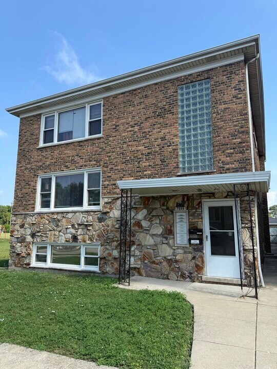 7506 W Hanover St in Summit, IL - Foto de edificio