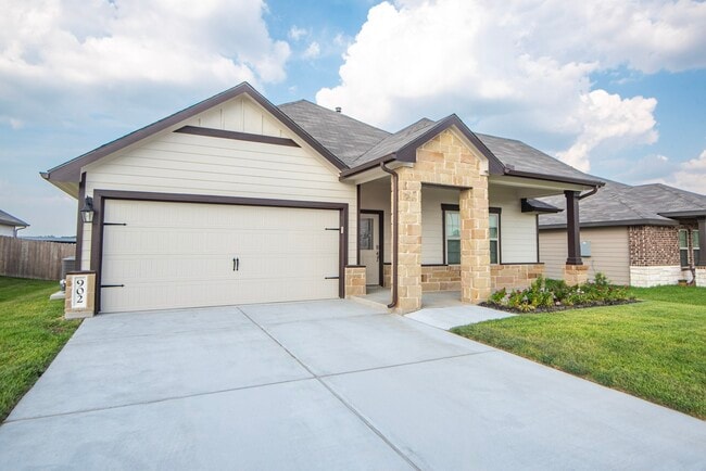 902 Legrand St in Brenham, TX - Building Photo - Building Photo