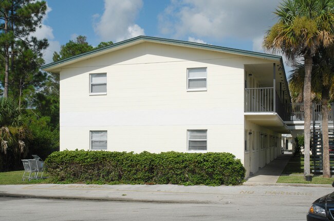 1713 Dixon Blvd in Cocoa, FL - Foto de edificio - Building Photo