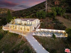 265 Westlake Blvd in Malibu, CA - Building Photo - Building Photo